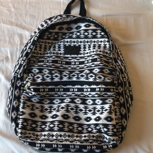 Ryggsäck - Svart och vit fin ryggsäck! I fint skick!🤍🖤
