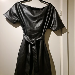 Off Shoulder Dress - Off Shoulder Dress Hannalicious x NA-KD Nypris 499:-  Oanvänd - Från NA-KD  Skinnimitation med skärp i midjan och dragkedja bak.  Perfekt för höstens fester! Aldrig använd. Köparen står för frakten.