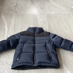 Superdry jacka strl 36 - Knappt använd vinter/ höst jacka från superdry! Blå och svart. Med fiber och reflexs material! Pris kan diskuteras 💕