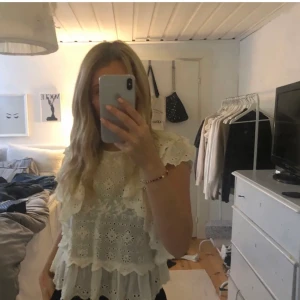 Topp/blis - Jätte fin blus/topp från zara, första bild lånad. Men är exat lika Dan. Skriv vi intresse och frågor❤️❤️
