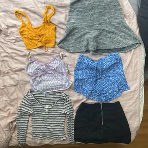Blandade kläder - Toppar,kjolar och shorts. Topparna är från storlek xs till s och underdelarna är från storlek xs till s de också Topparna kostar 15kr och underdelarna 20kr.  Köpare står för frakt💕
