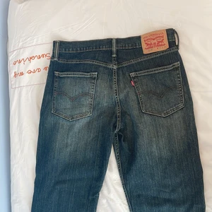 Levi’s jeans 👖  - Levi’s jeans i bra skick! Har två blåa färg fläckar men syns knappt.  W 32  L 32  Skulle säga att de är high waisted och skulle passa perfekt de med längre ben. Då jag är 160cm och de är alldeles för långa för mig  