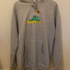 Hoodie Butter - Snygg hoodie i topp kvalite, skick 9/10 använd 2 gånger, nypris: 1200kr  mitt pris 350
