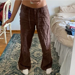 y2k linnebyxor - ! snygga linnebyxor köpt på plick. Justerbara knyt band så passar många. Lånade bilder. skriv privat för mått eller fler bilder. Köparen står för frakt! ❤️