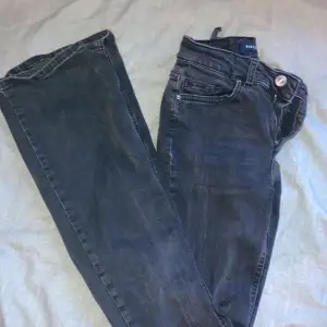 Säljer två par svarta bootcut ifrån Pieces då dem blivit för små tyvärr är ett par i strl XS och ett par i S, 90kr paret och frakt tillkommer 