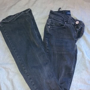 Jeans fr Pieces - Säljer två par svarta bootcut ifrån Pieces då dem blivit för små tyvärr är ett par i strl XS och ett par i S, 90kr paret och frakt tillkommer 