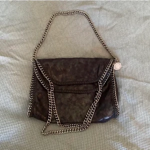 Stella McCartney falabella!💕 - Byter gärna min stella väska i mellan storleken till någon annan färg helst guldkedja men meddela mig om ni har någon annan färg, kan även sälja för 3000kr för köp direkt. Den hat inga speciella defekter men den är väl använd💗