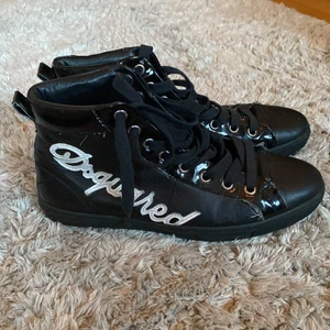 Dsquared2 skor - Säljer mina Dsquared2 skor! Använda 3-4 gånger o legat på vinden länge så cond ~8/10.  Kom gärna med bud!