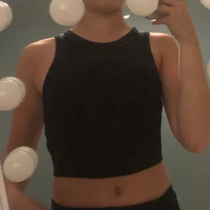 Svart linne - Säljer detta svarta linne från Zara i storlek S💞💕