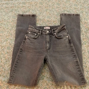 Grå zara jeans - Mid rise straight leg jeans med slits nere vid anklarna, köpta nån gång i våras för 400kr. Helt som nya då jag aldrig använt dem, bara provat enstaka gånger. Dem sitter bra i längden på mig som är 165 lång <3