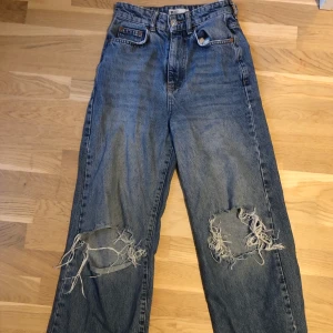 Håliga jeans - Säljer nu dessa jättesnygga jeans från Ginatricot i storlek 32 dem är lite avklippta men passar ganska bra på mig som är runt 160💞