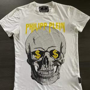 Helt ny och oanvänd, alla pärlor är kvar. Äkta Philipp Plein T-shirt (platinum cut).  Storlek M