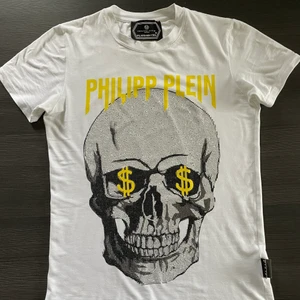 Philipp Plein T-shirt  - Helt ny och oanvänd, alla pärlor är kvar. Äkta Philipp Plein T-shirt (platinum cut).  Storlek M