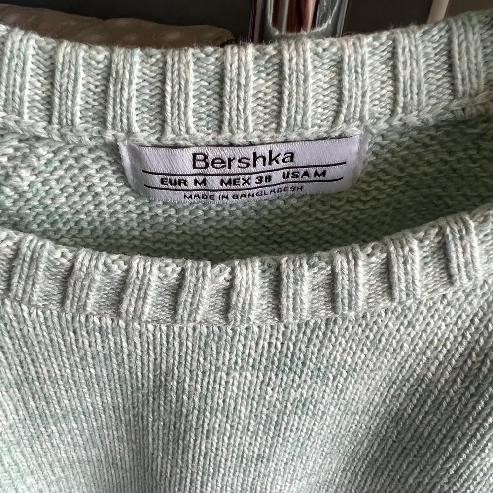 Stickad tröja från bershka endast använt ett par gånger. Storlek medium och färge är ljusgrön.. Stickat.