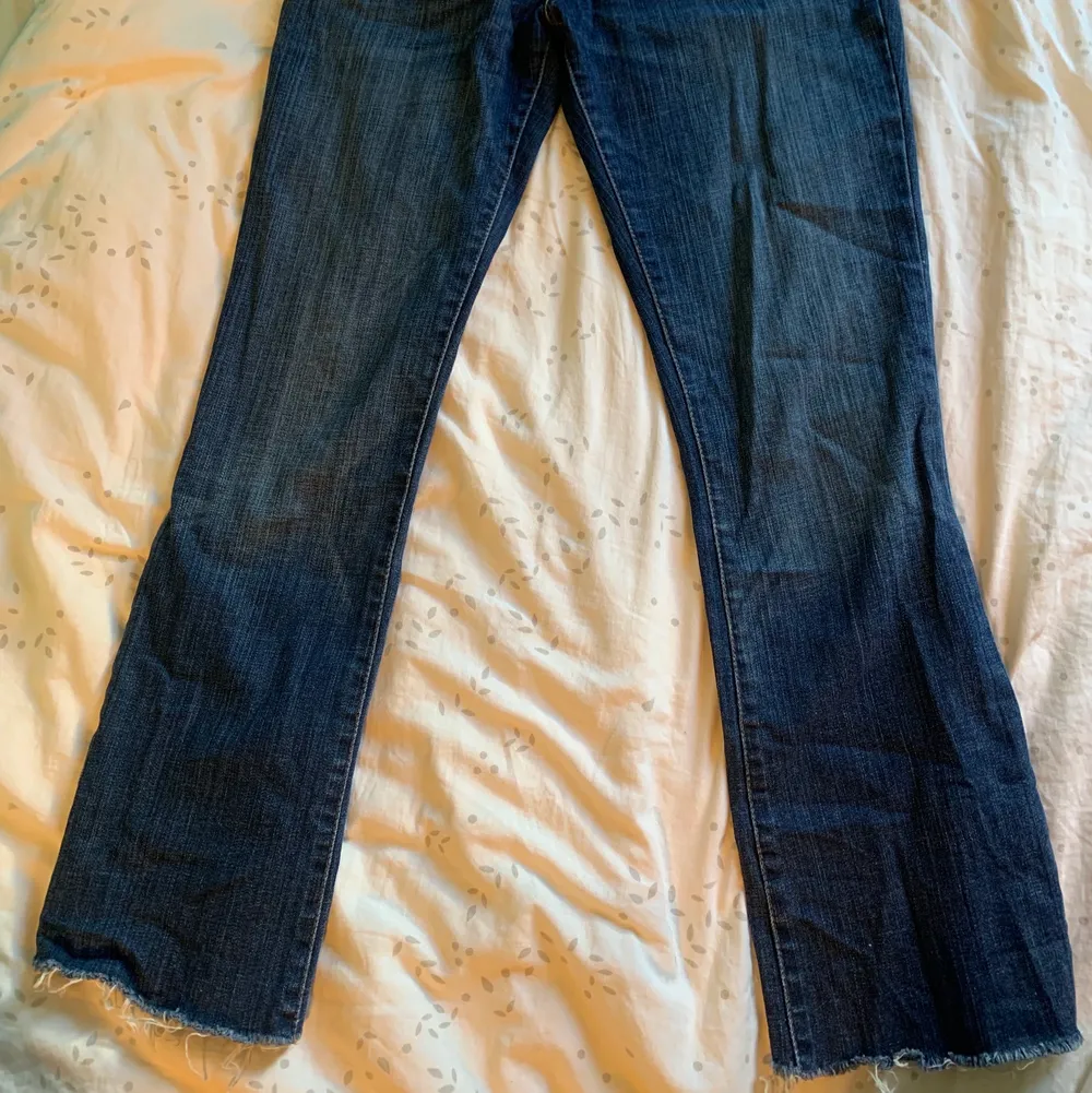 Snygga Levis jeans i bra skick som inte kommer till användning. Dom är låg midjade och ganska straight leg . Midjemått: 39 cm tvärs över. Innerbensmått: 70 cm. Är cirka 170 och dom är lite korta för mig. Skriv för fler bilder!. Jeans & Byxor.