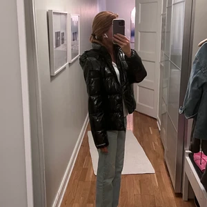 JACKA - Skit cool lackad jacka från Calvin Klein. Köpt förra vintern använd max 5 ggr, säljer då jag vill köpa en ny. Ny pris ligger på 2500kr. Svår att få tag på, slutsåld nästan överallt. Den är liten i storleken, passar mig som har xs-s