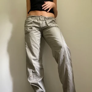 Lågmidjade tygbyxor/ cargobyxor - Grå/bruna snygga tygbyxor/ cargobyxor från esprit❤️ Midjemått 82 cm Innebenslängd: 76 cm