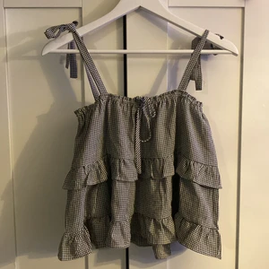 Fin topp - Söt rutig topp som endast använd 3 ggr. Säljes pga inte min stil. Storlek S