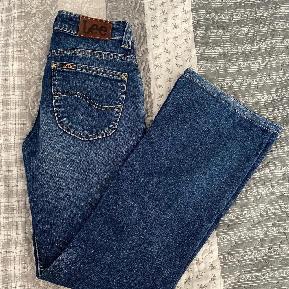 säljer mina absoluta favorit Lee jeans då de blivit lite för små. Lågmidjade och bootcut, innerbenslängden: 73  Höftmåttet: 35 tvärs över. Kan skicka fler bilder privat!! 💗. Jeans & Byxor.