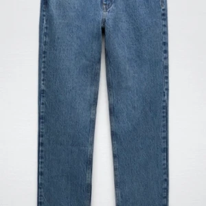 Zara jeans mid Rise straight  - Endast använd ett fåtal gånger, storlek 40 men sitter fint lågmidjade på mig som har storlek 38 egentligen. Tryck inte på köp direkt utan kontakta mig istället💕❤️‍🔥
