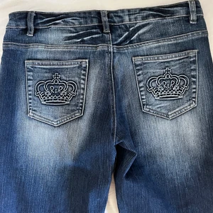 Lågmidjade jeans - Hej! Jag säljer nu ett par jättesnygga jeans jag hittat second hand men som tyvärr är alldeles för stora för mig. Midjemåttet är ca 85 cm! Kontaka mig gärna vid intresse & fråga frågor om ni undrar något!! 💞  (tryck inte på köp nu) 