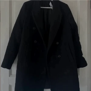 Svart kappa - Svart kappa ifrån Zara i nyskick! Har bara hunnit använda några enstaka gånger! 250kr+66kr spårbar frakt!😇💗 Passar perfekt med tröja under🫶🏽