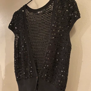 Kortärmad kofta  - Kortärmad kofta med paljetter på, fin t sommarn och lite festligare tillfällen kan jag tänka mig. 