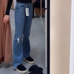 Jeans - Säljer dessa super snygga jeans från Gina tricot i storlek 32/34💕