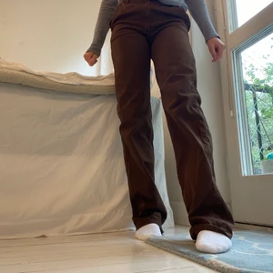 Jeans Pull&Bear - Mörkbruna jeans från P&B! Straight i modellen💕 sitter superfint⭐️ bra skick!!