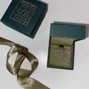 halsband  - Ett halsband från silverboden med en blixt! Fick det här i födelsedagspresent för 2 år sedan, det är äkta silver och så fint!!! Säljer med lägre pris pga en liten Knut på halsbandet ❤️❤️❤️❤️