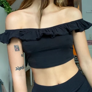 topp  - svart topp med fina armar i bra skick❣️