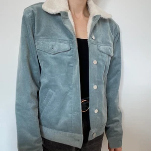 Höstjacka  - Ljusblå manchesterjacka från H&M med full teddy i linningen och kragen. Nyskick, använd ett fåtal gånger.