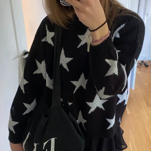 Stickad tröja - Stickad tröja med stjärnmönster från OVS. Den är i toppen bra skick!💖 Storleken är 164, det vill säga som en XS och sitter perfekt på mig som är 166. Köp direkt för 180/ annat budförslag, pris kan diskuteras🥰