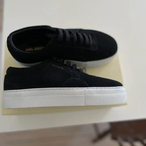 Axel Arigato Clean 90 Suede - Nuskick - Hej. Jag säljer mina arigato skor som är oanvända, jag har endast testat dom inomhus, jag säljer dessa då felköp av storlek. 