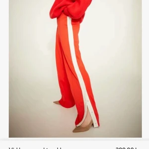Helt nya adidas liknande byxor med tryckknappar, helt nya oanvända - Helt nya, oanvända jätte fina adidas inspirerade byxor med tryckknappar som jag köpte till min dotter på H&M men dom var lite för stora, 😊 Strlk: XS (köpta för 399kr) 