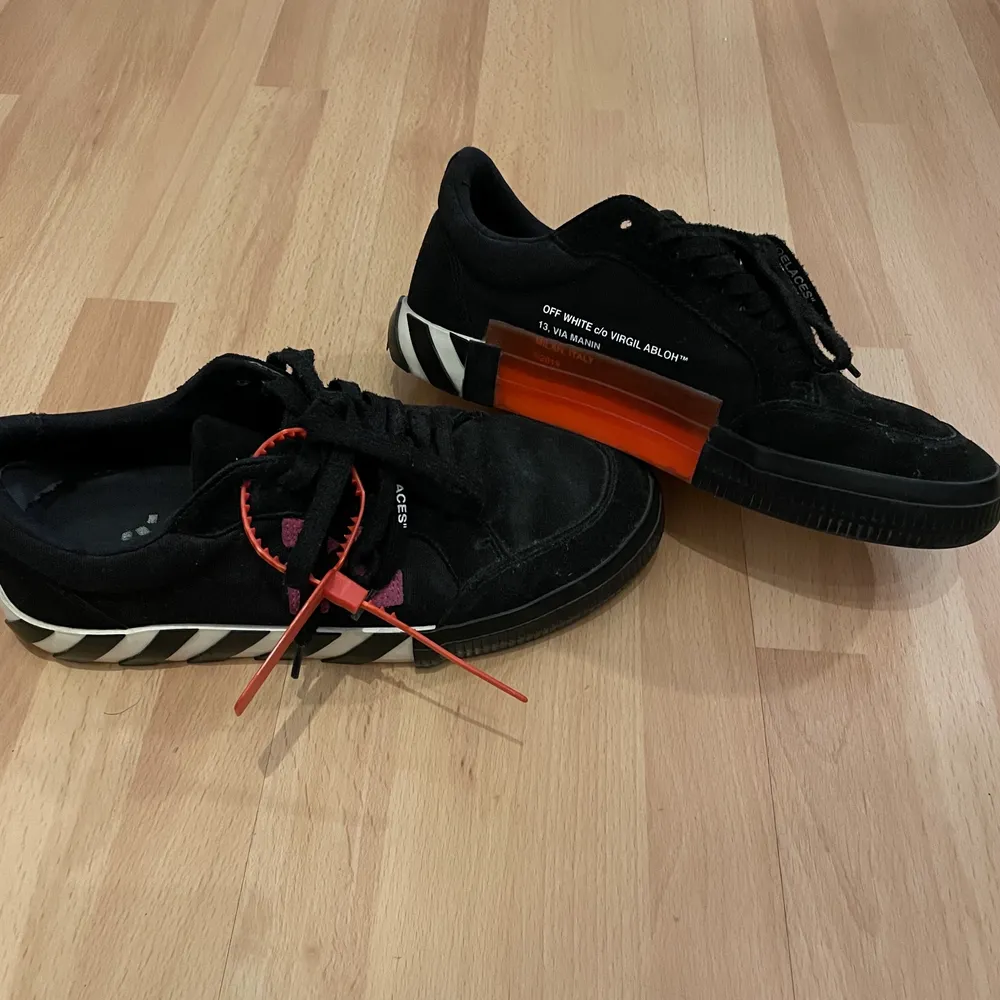 Sköna Off white dojjor i storlek 42 som tyävrr är för små för mig. Skorna har slitage på insidan men utöver det ser dem extremt fräscha ut. Köpta från en kompis som tittade upp o vet att dem är äkta. Bara skorna medföljer, då jag ej har någon box! . Kengät.