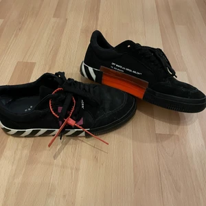 Off White Vulcanized sneaker - Sköna Off white dojjor i storlek 42 som tyävrr är för små för mig. Skorna har slitage på insidan men utöver det ser dem extremt fräscha ut. Köpta från en kompis som tittade upp o vet att dem är äkta. Bara skorna medföljer, då jag ej har någon box! 