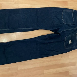 Stussy x Our legacy jeans - Fetta our legacy x stussy jeans som bara ligger i garderoben, jeansen är väldigt ovanliga att få tag på och köpta på our legacy workshop i Stockholm. Skön straight fit, perfekt för dig som inte vill ha en super baggie fit, 1600 shipped eller buda! W32