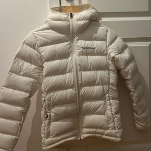 Peak performance jacka - Nästan helt oanvänd äkta Peak performance jacka. Den är i storlek S. Nyskick. Finns fler bilder om ni vill ha. Nypris 1800kr