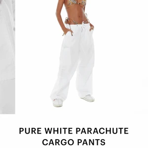PARACHUTE PANTS - JADED LONDON - Jag har redan dessa populära byxor, så dem jag säljer är helt oanvända i storlek medium. Dem är otroligt sköna och luftiga och passar till mycket med tanke på att dem är vita! Jag köpte dem för 1000kr, tar inte emot returer.