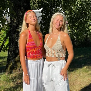 Seashell topp🐚 - Solnedgång: (lång topp) Storlek L, 220kr (inkl hårband)                                       Sandvit: (kort topp) Storlek M, 220kr (inkl hårband)                                            Du kan även beställa en egen topp med valfri färg och storlek!🧡🫶🏼🧚🏼‍♀️