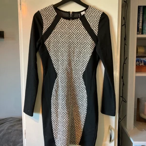 Svartvit klänning - Svartvit tight klänning från H&M. Passar medium och kanske small