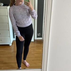 Stickad tröja Vero Moda - Ljuslila tunt stickad tröja från Vero Moda i storlek XS men passar även som S.