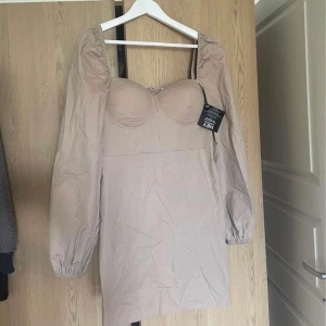 Klänning från Nelly - Säljer min snygga, slutsålda klänning från Nelly. Prislapp kvar. Säljer pga den är förstor för mig. Köparen står för frakten ☺️