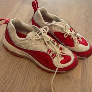 Nike skor storlek 38 - Köpte in skorna 2019 april i New York, USA. Sköna skor och snygga men säljer då jag sällan använder den stilen idag. 
