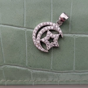 Äkta silver ! - Äkta silver måne och stjärna länk till en halsband kedja. Super vacker men har inte kommit till användning alls! Om det önskas kan jag skicka med en tunn kedja som passar till halsbandet☺️💕