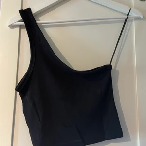 One shoulder topp  - Topp med en arm från weekday! Storlek S🫶🫶