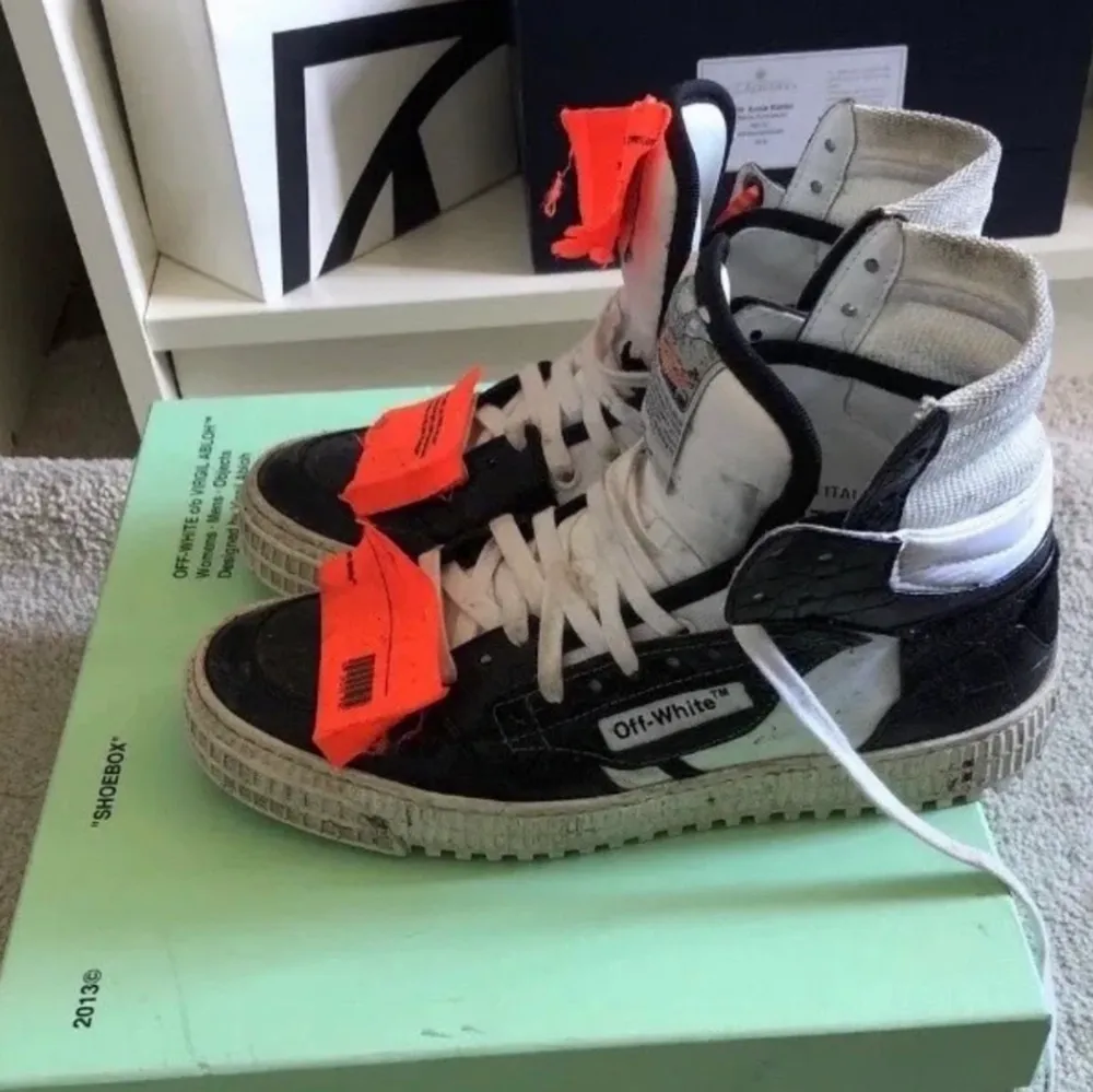 Säljer nu mina supersnygga OFF-WHITE sneakers i använt skick, storlek 37 men passar även en 38:a. Nypris 8799kr. Låda medföljer!. Skor.