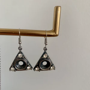Örhängen trianglar - Säljer dessa superhäftiga örhängen i form av trianglar. De är robusta och känns inte flimsiga.
