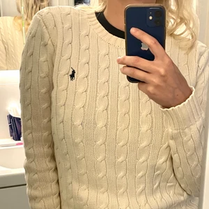 Ralph Lauren tröja - Stickad benvit ralph lauren tröja! Högst bud gäller 🥰✌️inga fler bilder. Denna har använts sparsamt! Strl S